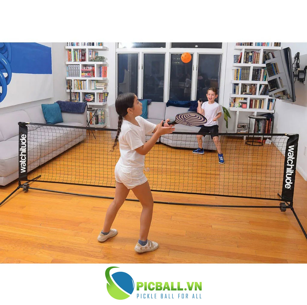 chơi pickleball trong nhà được không