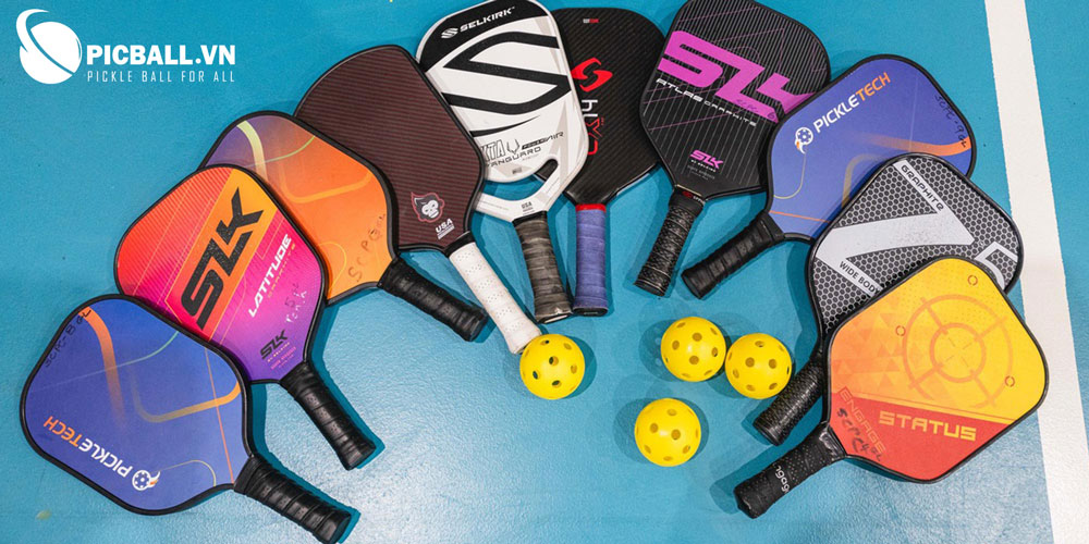 vợt pickleball và bóng pickleball