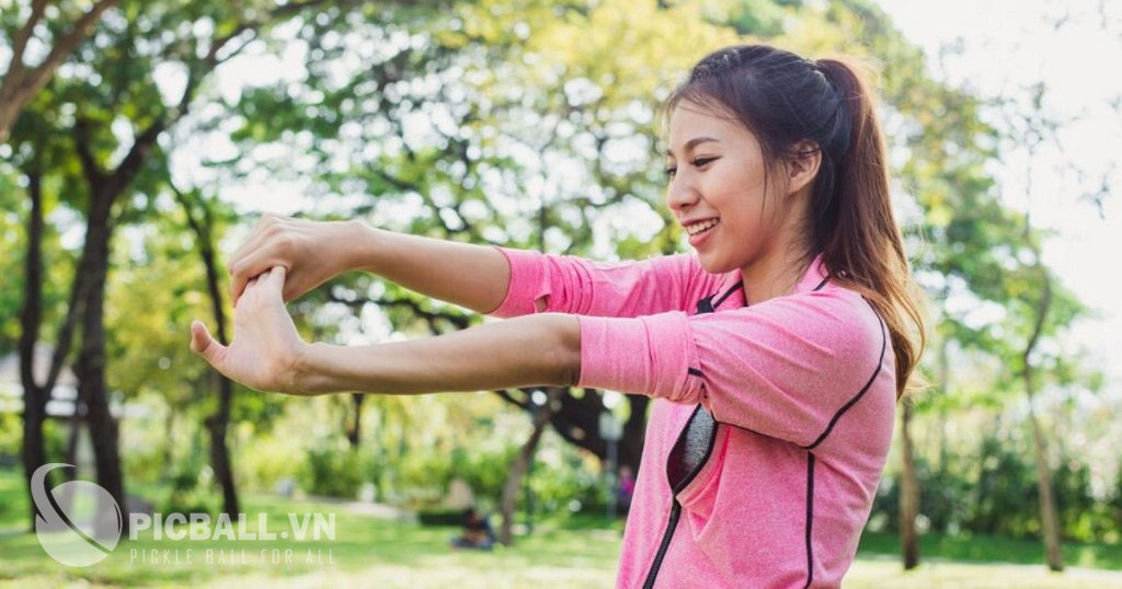 khởi động cổ tay khi chơi pickleball 
