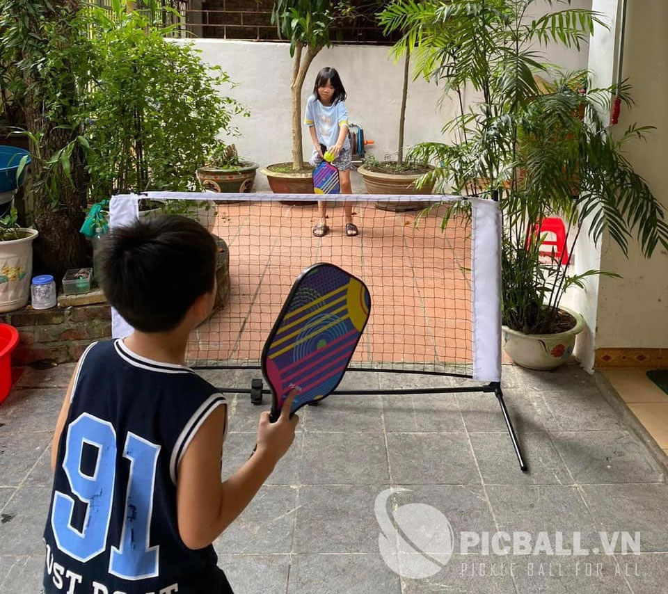 trẻ em chơi pickleball
